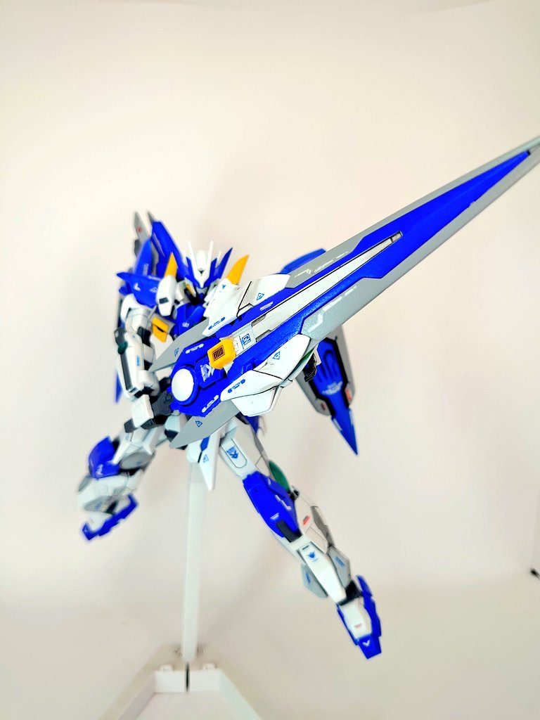 GNバスターソード追加バックパック背面に装備した大型実体剣。剣自体に小型のスラスターを内蔵し、マウント時は機動力、武装時は斬撃の威力を増す様になる