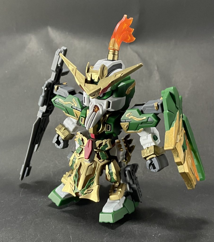 ゴールド部分は塗装しましたが、後は成形色のまま、水性塗料での塗り分けを行いました♫