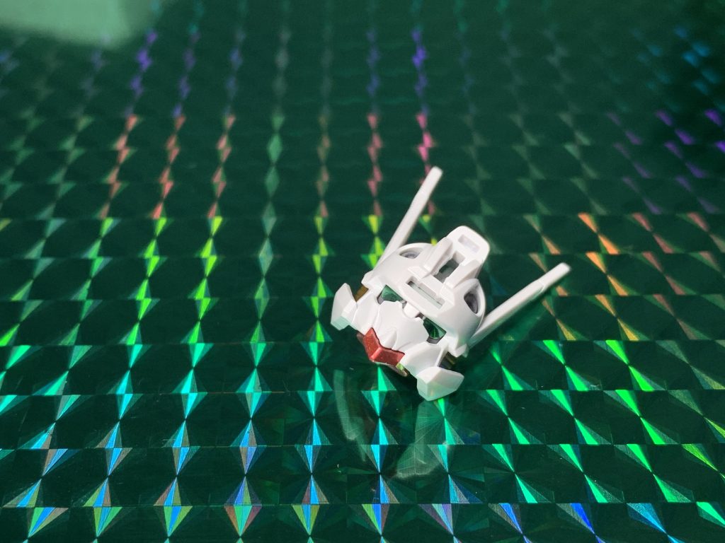 ダイソーで購入したホログラムの折り紙はフィルム状で薄くてカラー豊富でセンサー類に最適。両面テープでモノアイに貼り付けました。