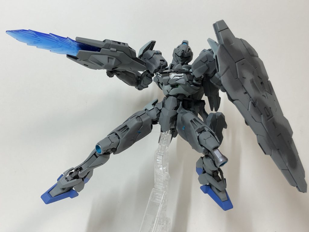 ライフルの銃剣を展開！大胆なポーズ間に合いますね。