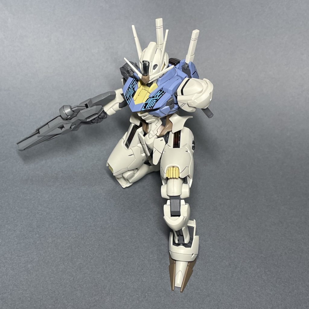 塗装途中（ダメージ状態）まえ　様子見のため発光部パーツを組み込んだ状態。発光部の青が本体の青に埋もれて見えたので、後に調色し直し、もう一度書き込みました。