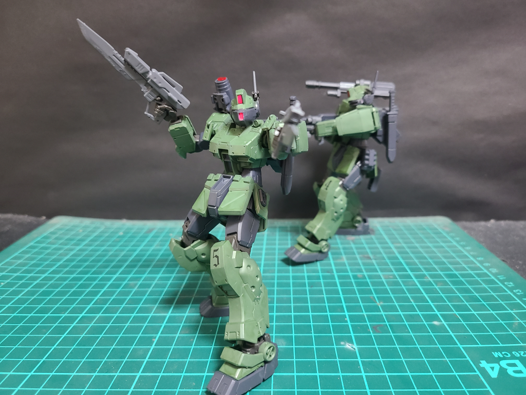 専用武器のナイフ付きE-2ビームガンを装備