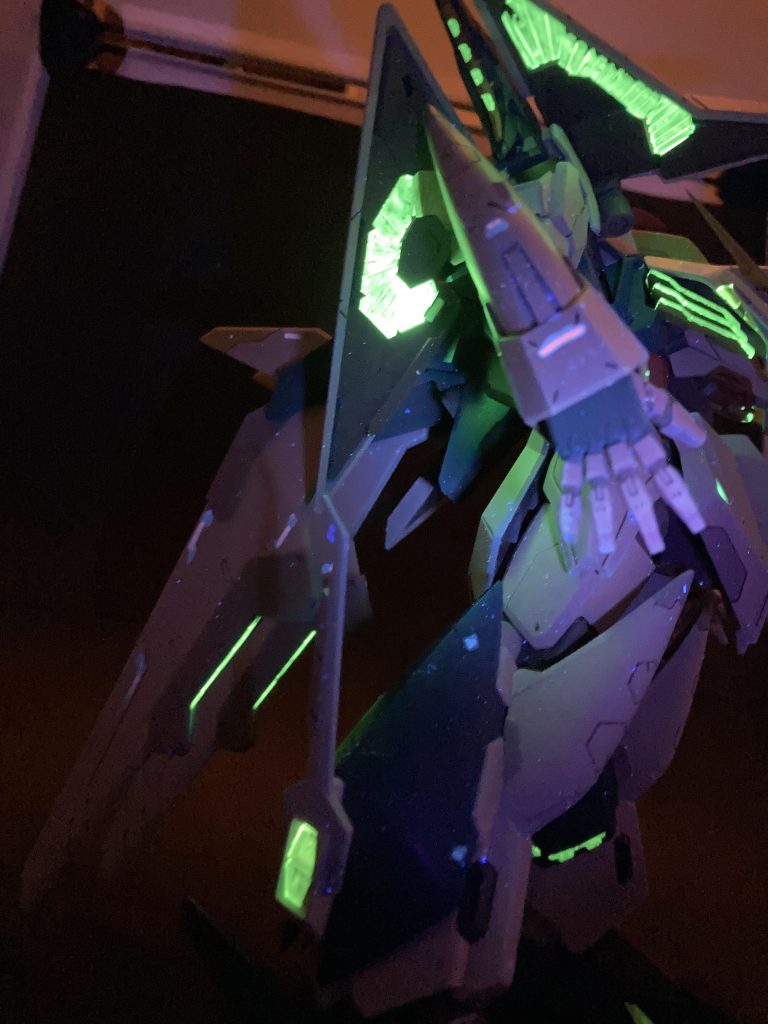 この、裏を蛍光で塗りたい!というだけでモチベ保って来ました。やっと念願叶ってかなり上機嫌です。塗りムラ?細けぇことは良いんだよ!