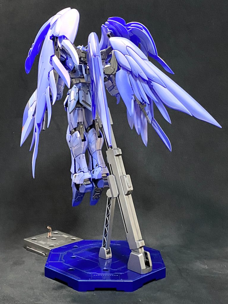 ただ〜お気づきの方もおられるかと思いますが肩の丸蓋パーツを紛失しておりまして現在代替え部品を捜索中ですwまた、流石は限定クリア…パーツが脆い…塗装を重ねてるせいもあって耳は折れるは手首はもげるは関節は危ういはでココから動かせません。上手くシールドで隠れておりますが左手はありませんw