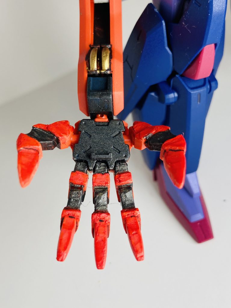 指など肉抜きが多々あって、さすがに目立つところなので、パテで処理してます。