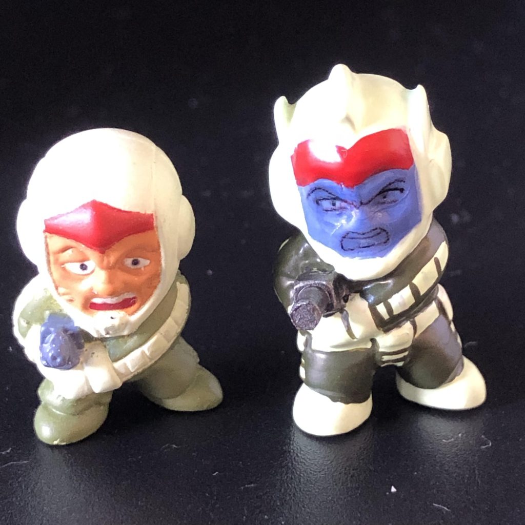 素の物と比べて。背を少し高くしたり、ヘルメットの形状を変えています。