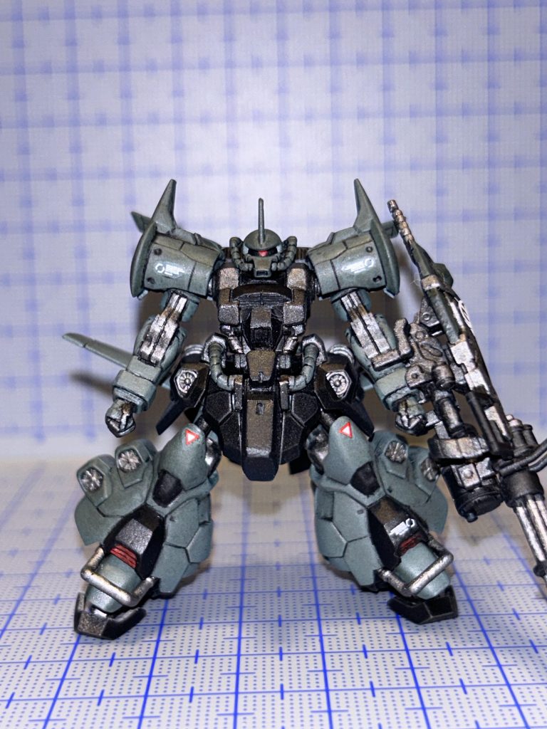 製作中左右の脚の軸を逆に取り付けて接着してしまい、完成後組み立てたら内股になって絶望したのは良い思い出です。←自分だけではないはず！笑あとから切り離し軸を新たに取り付けたら結果的に開脚気味になりました。これはこれであり！？