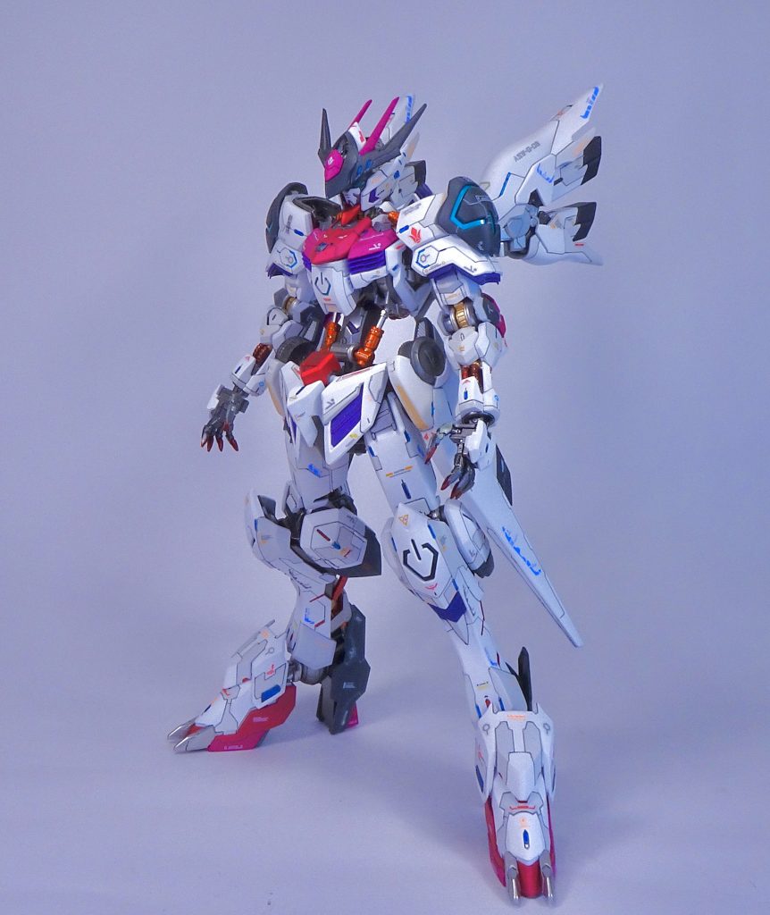 バルバトスのプロポーションかなり良く、他のガンダムタイプよりも装甲部分がなくかなりサクサク作れるので個人的にはかなりの良キットでした。今回はたまたま当てた一番くじのクリアカラーを使いましたが、改造素体として頗る優秀なので多数買いしても良いまでありますね。