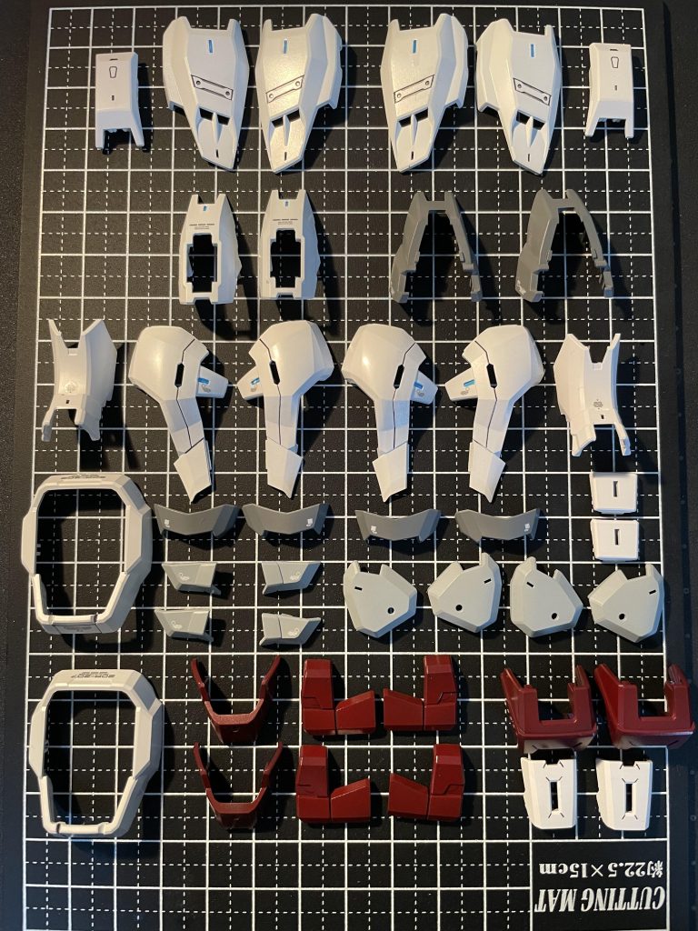 デカール作業直後です。蛍光塗料を吹いた後にマスキングジェルでマスキングしたのですが、扱い下手くそすぎて全然上手くいきませんでした、、、。修練を重ねなければ。