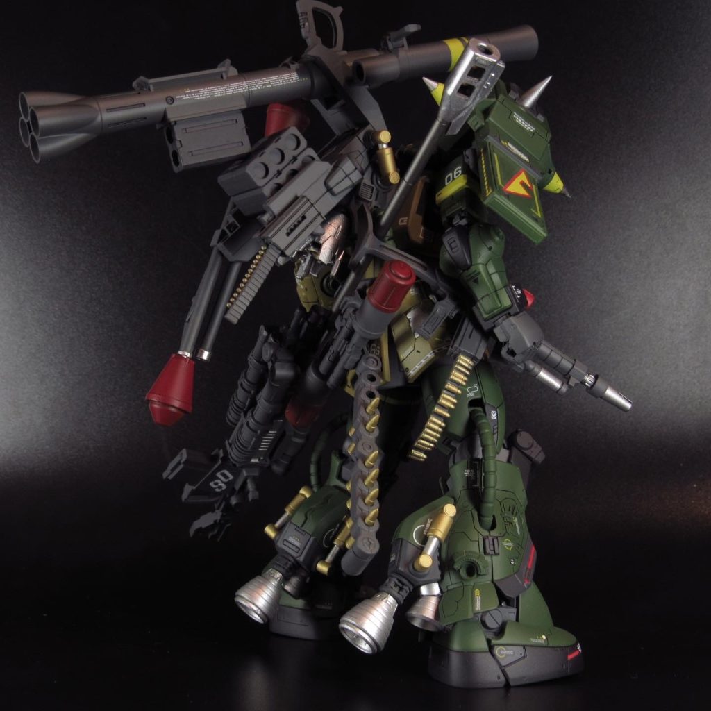 実戦で使うような武装をわざとごちゃごちゃに背負わせてあげてます。