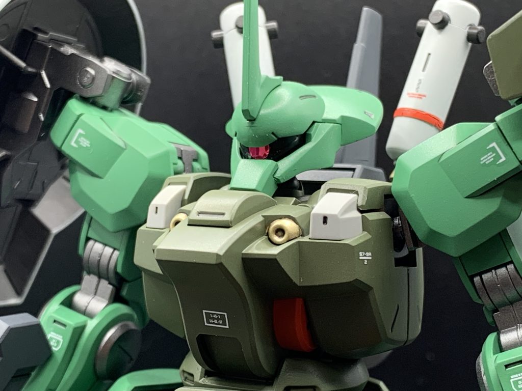 頭部はよりザクっぽくする為に、モノアイにしました。似合うと思いませんか？