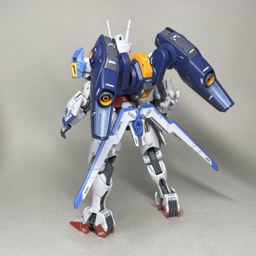 ビットオンフォーム うしろ エアリアルと同じような感じに「スジボリ堂ロボデカール注意書き 白」を貼りました。