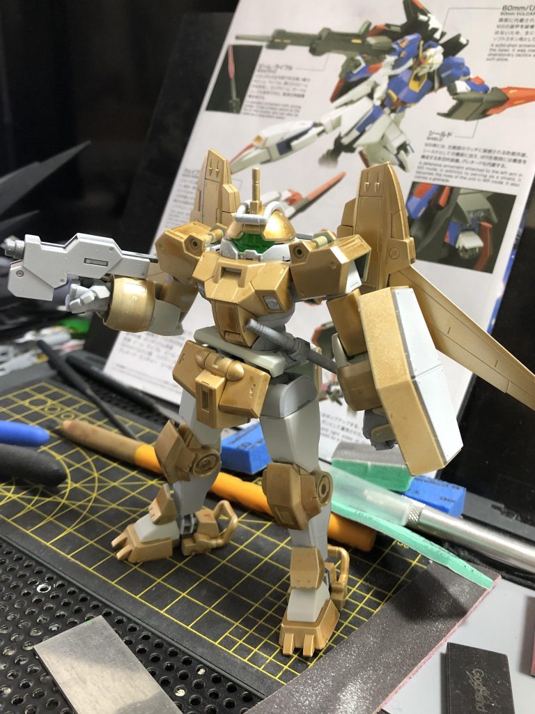 一旦、金色に塗ったところです。このあと水性グレーサフを吹いて、塗り直したのですが素組み状態もサフ状態も撮るの忘れてました。