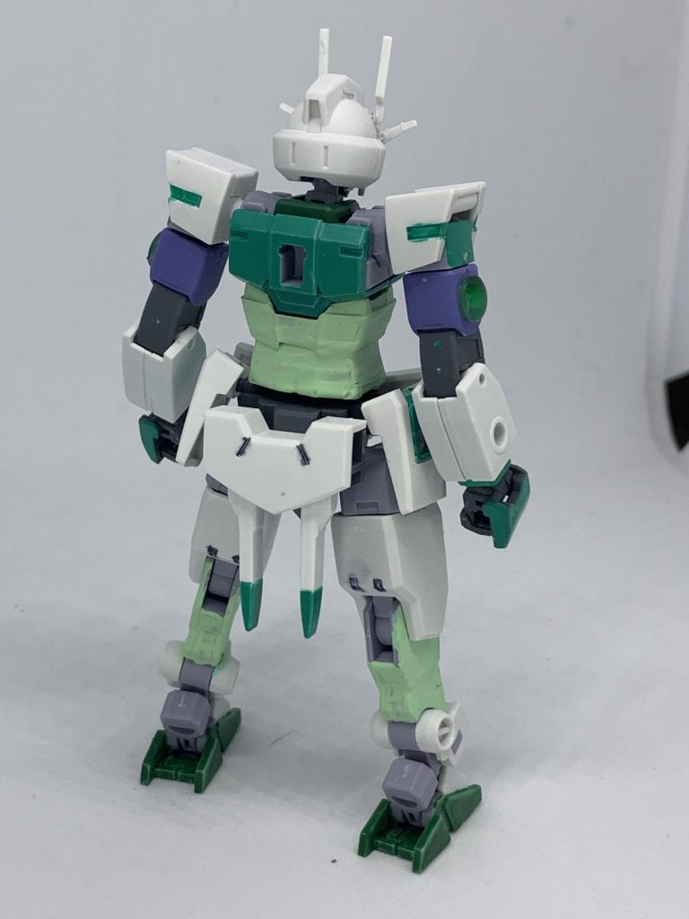 前後ショット。シンビオシス(共生)の名を冠する戦士で近接特化型の戦士。彼もまた5種のアーマーを扱えるらしい。