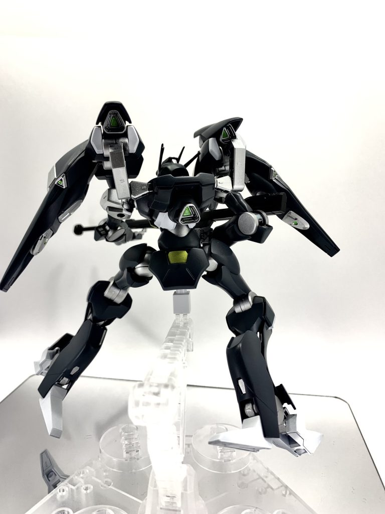 差し色はエナメルのライムグリーンモノアイ部分は最初赤のメタリックでしたが、光らせたくてペイントリムーバー使ってからガンダムマーカーエアブラシで黒サフ→シルバー→蛍光グリーンに塗り替え