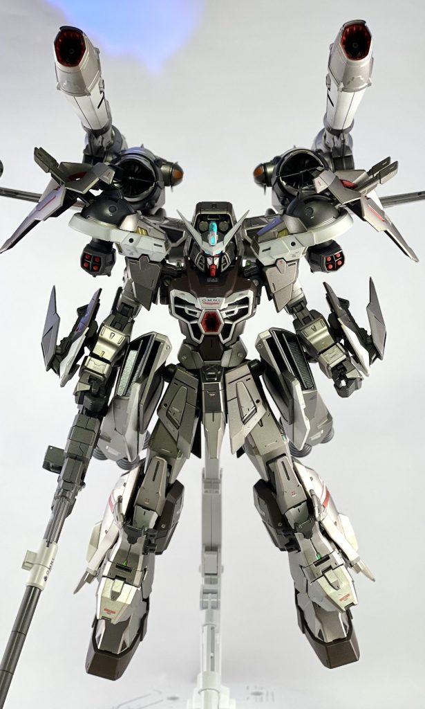 正面。脚部増加装甲は余ってたMGデュエルのアサルトシュラウドを使用。腰部の大型バーニアは旧キットのエアマスターバーストのものを使用してます。メインカラーは航空機やデロリアンのような雰囲気をイメージしてクレオスのスーパーチタン2を使用、ウェザリングで戦闘機などに見られる使用感をイメージしてみました。