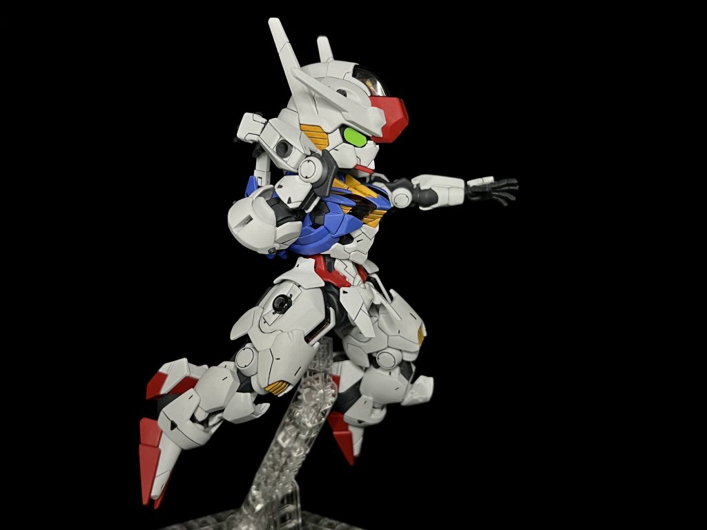 この角度では分かりませんが、サーベルラックは前後に可動します。平手はビルドハンズ角型を改造し、指の角度を調整しています。