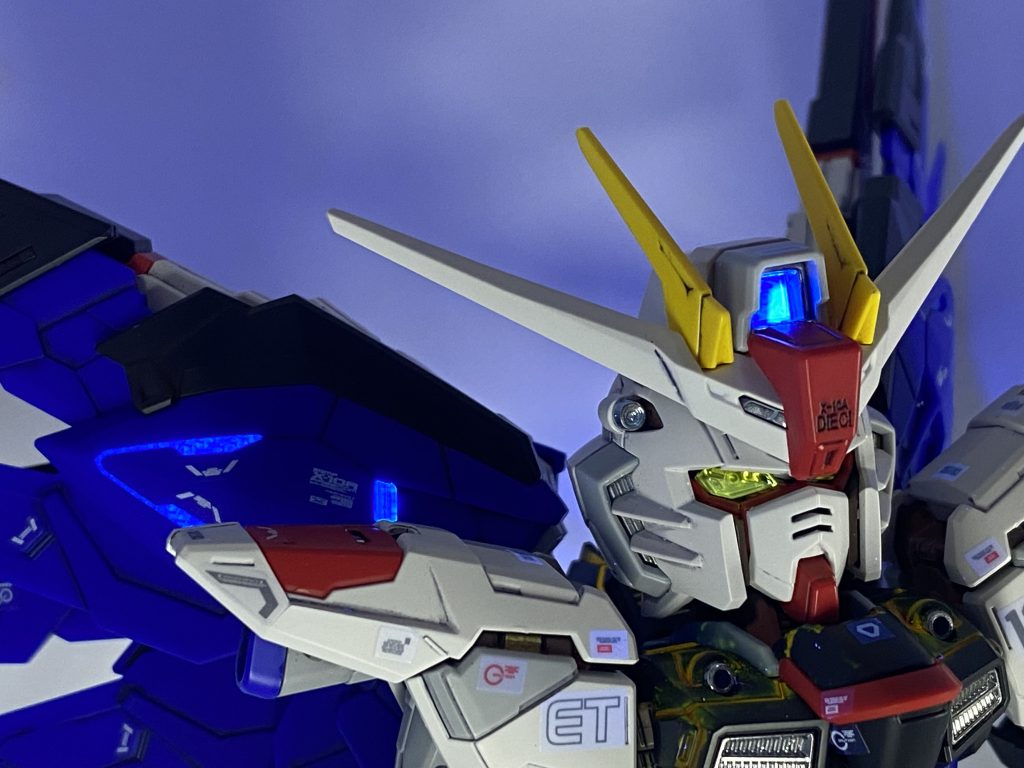 クリアブルーのパーツには蛍光ブルーを塗装しました。カメラアイにもできれば、蛍光イエローを塗装したかったのですが昨今の品薄で入手出来ず、キットのままです。(そのままでも光りますが、蛍光塗料に比べると発光具合はかなり弱いです💦)