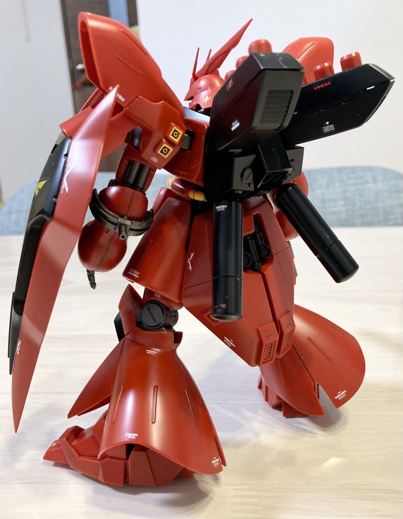 バックショット。組んでから気づいたんですが、肩アーマーが前後逆で間違えてるんですよ。黄色のバーニアが前にくるんですね。左肩にネオジオンマークを貼りたくて先入観で組んでました。