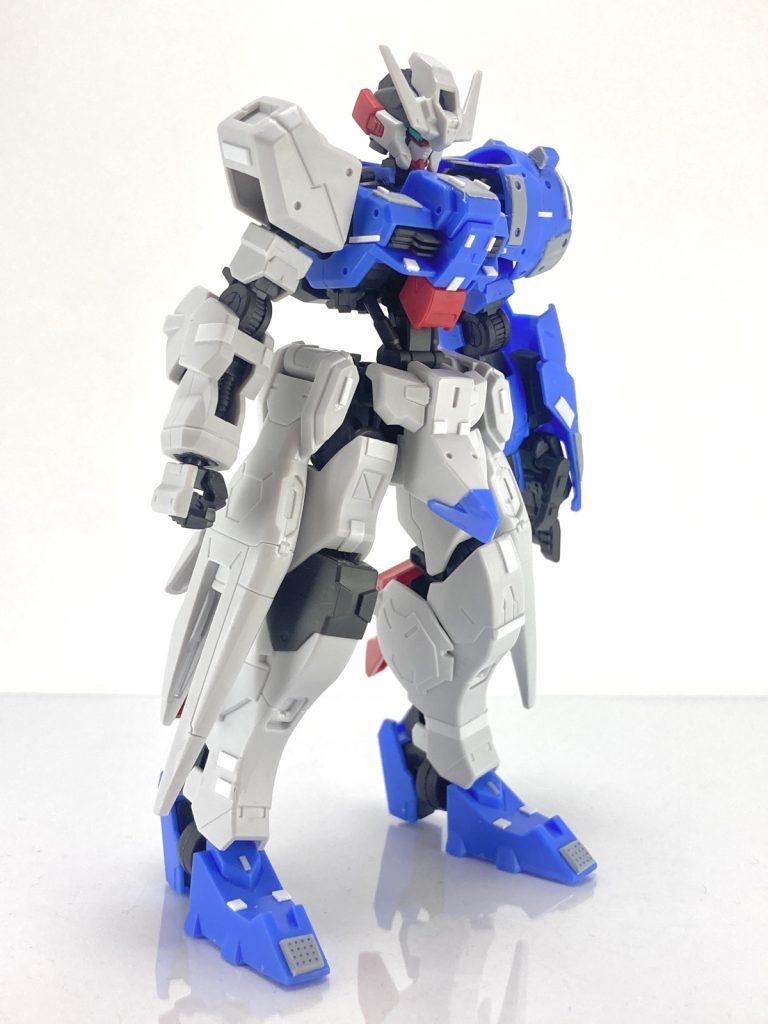 左右でプラ板の貼り付け方を変えてます。