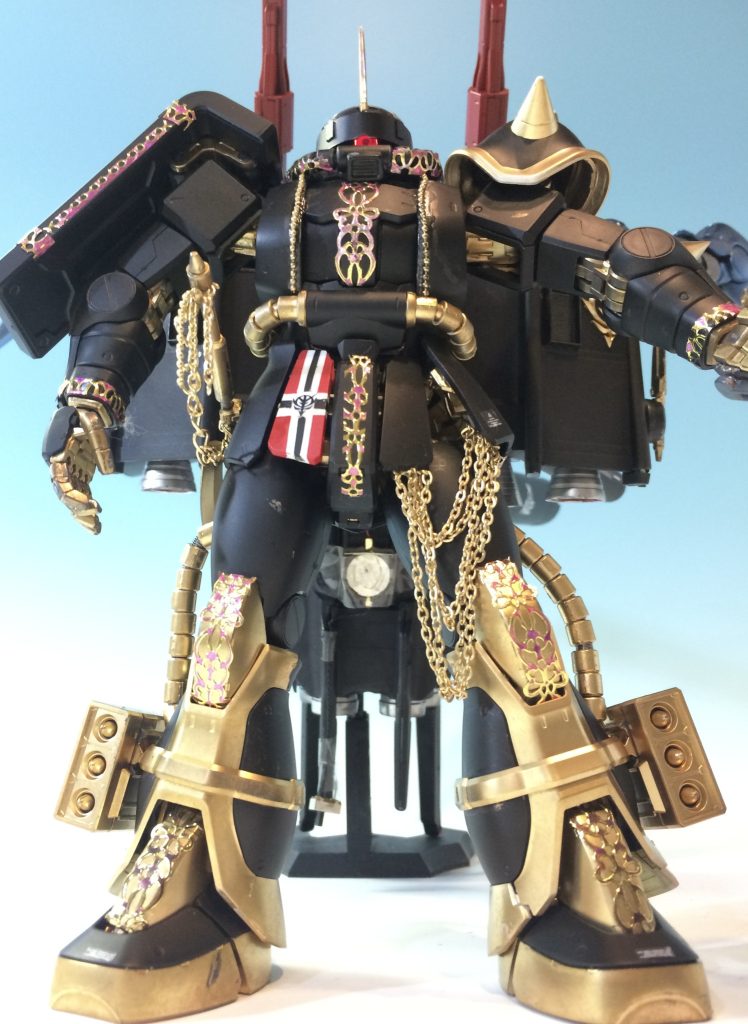 モノアイにはLED。視覚モードを拡張するためのシールドを装備。親衛隊の威厳を派手に際立たせました。