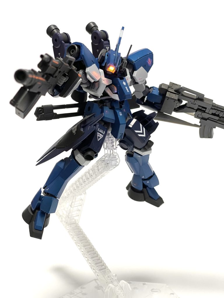 はいここイケメン画像その1グラファイト・ブラックに染められたゴツゴツの複合ライフルにメインカメラのオレンジ色の光芒が照り返してるのエッチ。実際のMSでこんな強く目は光らんだろうから嘘なんだけど画としては格好いい。