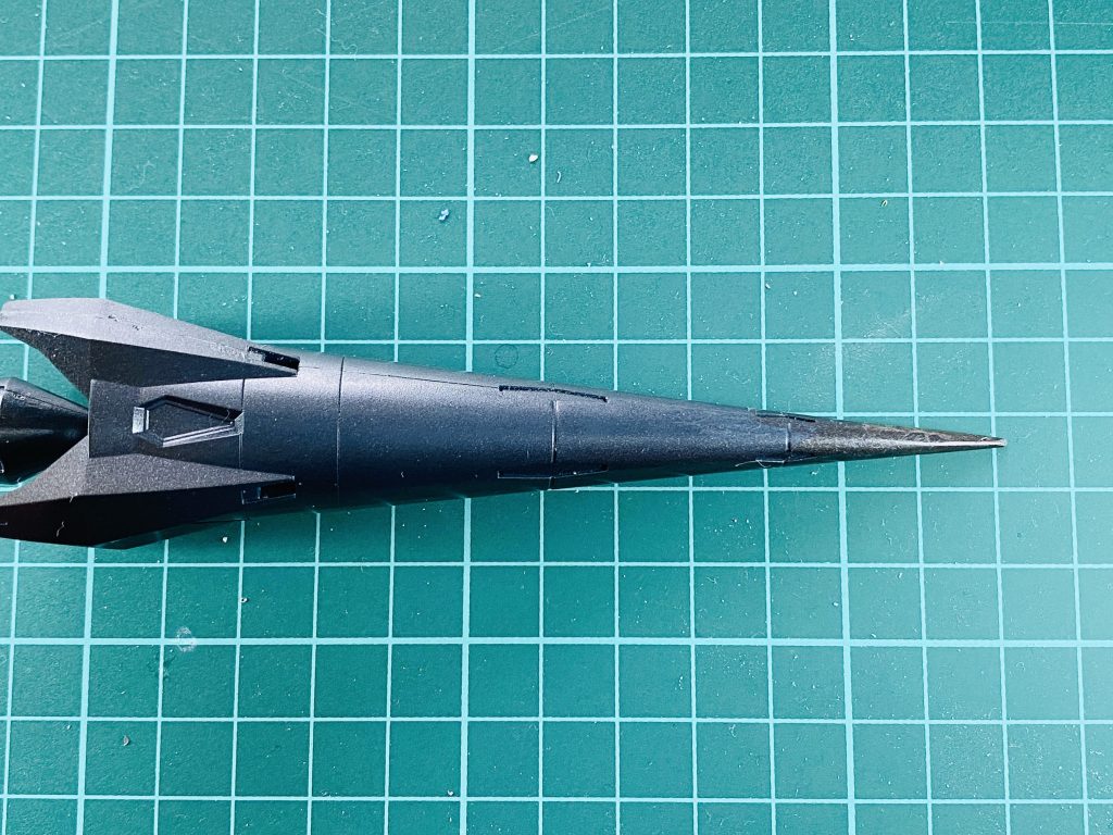 キットのままだと先端が尖っていないので、プラ棒（角材）を使って延長してから削り出し。