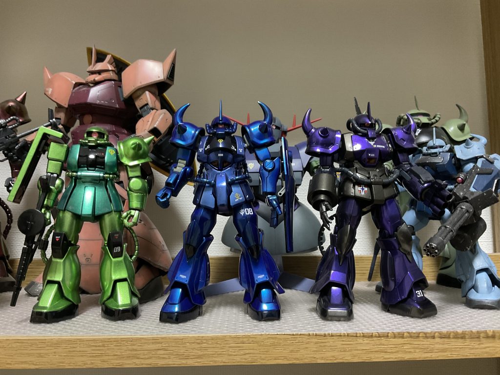 以前作った旧HGのザクも光沢で塗りなおして並べました😆