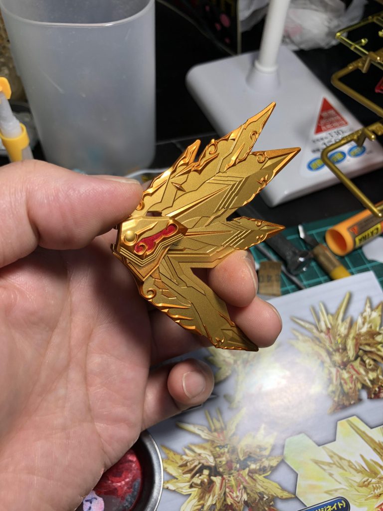 メインのゴールドを吹いた後にガンダムマーカーのロイヤルメタレッドとメタリックオレンジを筆塗りしています。