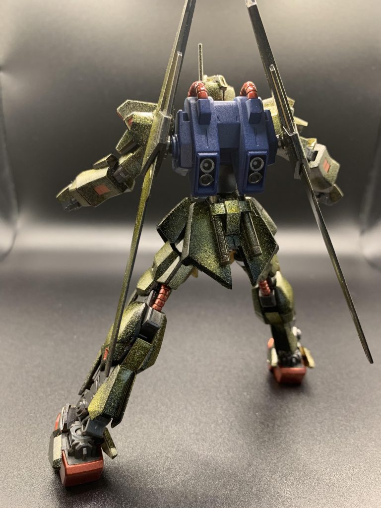 使用カラーは【金の部分】グレーサフ→ガイアアルティメットブラック→クレオスゴールドリーフを遠目からブツブツになるように吹く→クレオスクリアイエロー4回重ね【赤の部分】アルティメットブラック→クレオスカッパー→クレオスディープクリアレッド【青の部分】ティターンズブルー2【内部フレーム】クレオス黒鉄色