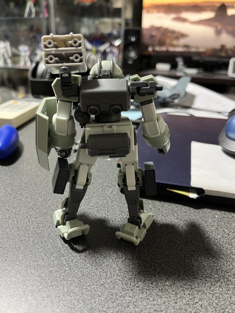 完成品の写真にはないですが腰にマシンガンの弾倉を追加しています。