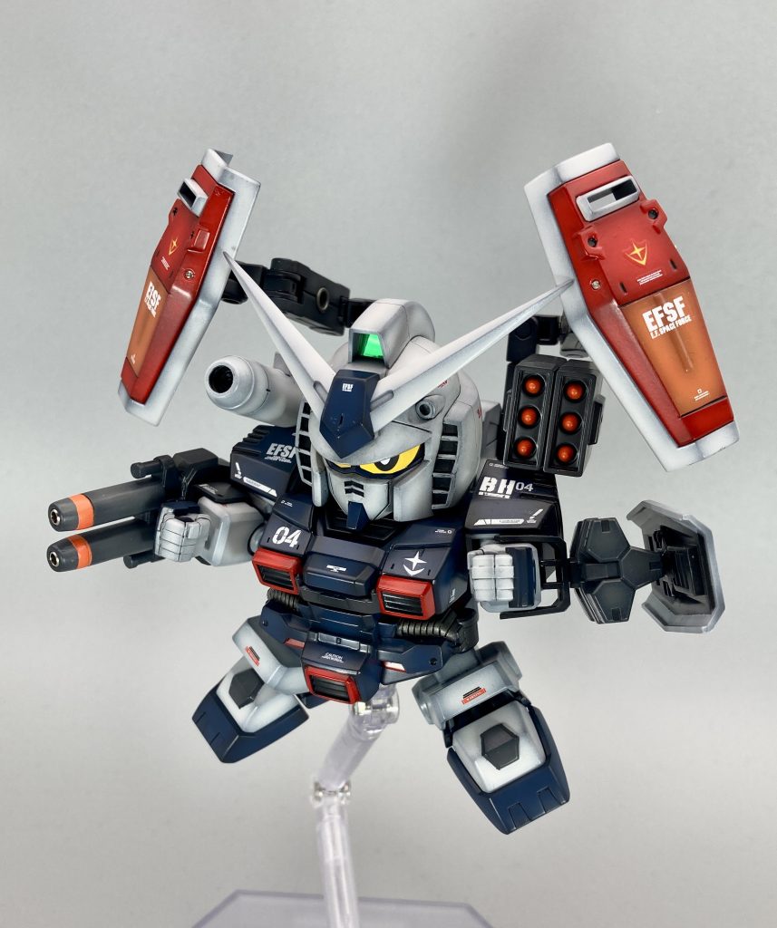 ■ 改修ポイント ガンダム本体- 頭部  - ブレードアンテナをランナーで先端のエッジ化  - 瞳シールを採用(フルアーマーナイトガンダムから拝借)- 胴体部  - 合わせ目を段落ちモールド化- 腕部  - 合わせ目消し  - 拳をLGBBのハンドに差し替えてサイズUP- 腰部  - 合わせ目消し- 脚部  - 合わせ目消し- バックパック  - サーベルをSDCSのモノと差し替えてサイズUP- 武装  - ビームライフルがなかったので、BB戦士No200のライフルを拝借  - サーベルをSDCSのサーベルを拝借