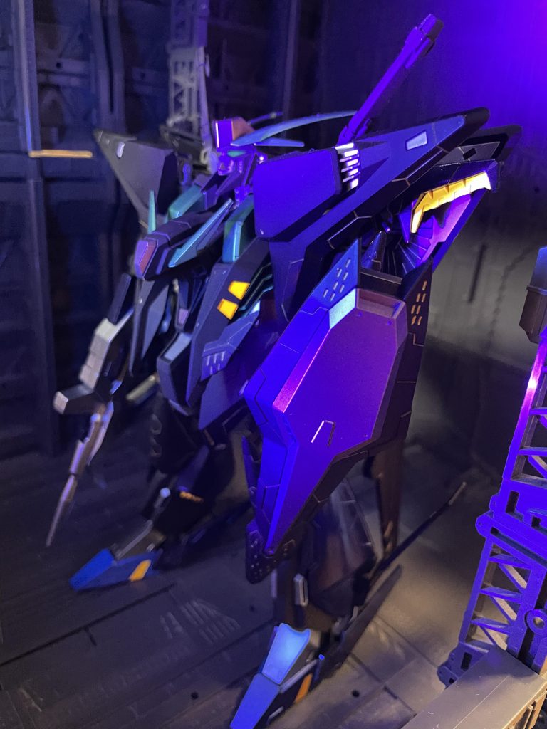 オレンジ部分は蛍光なのでブラックライトを当てて。蛍光よりも全体的に雰囲気いい感じ。