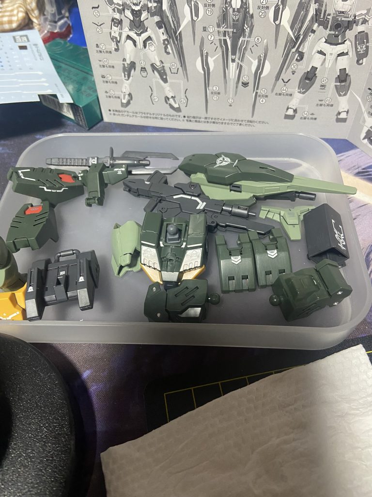 全体の情報量を増やしたかったのでHGダブルオークアンタ用のガンダムデカールでドレスアップ。