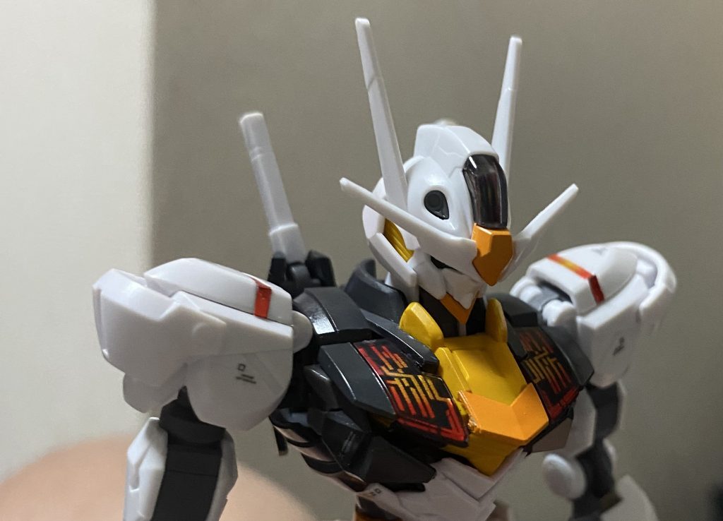 蛍光灯の下。なんか青く見えます。