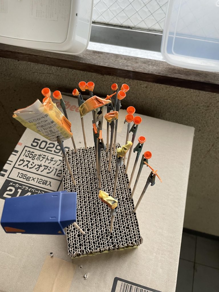 今回はこのオレンジ色にやられました。思ったように色が乗らなくて、下地からやり直すことに…グレーサフの上から塗ったパーツは濁った色に…