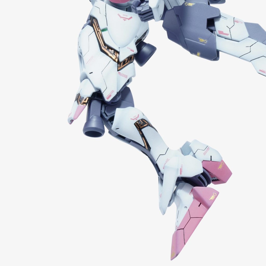 パーメット模様はメタリックシールを細くカットして貼りまくった上からレジンで固めてます。スジ彫りも各所に追加しています。