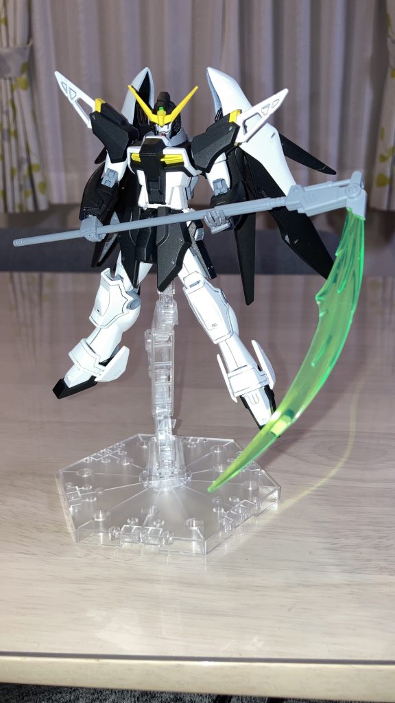 デカールを貼る前。フラッシュ有りで撮ったらなんか不気味になりました。完全に悪役です。