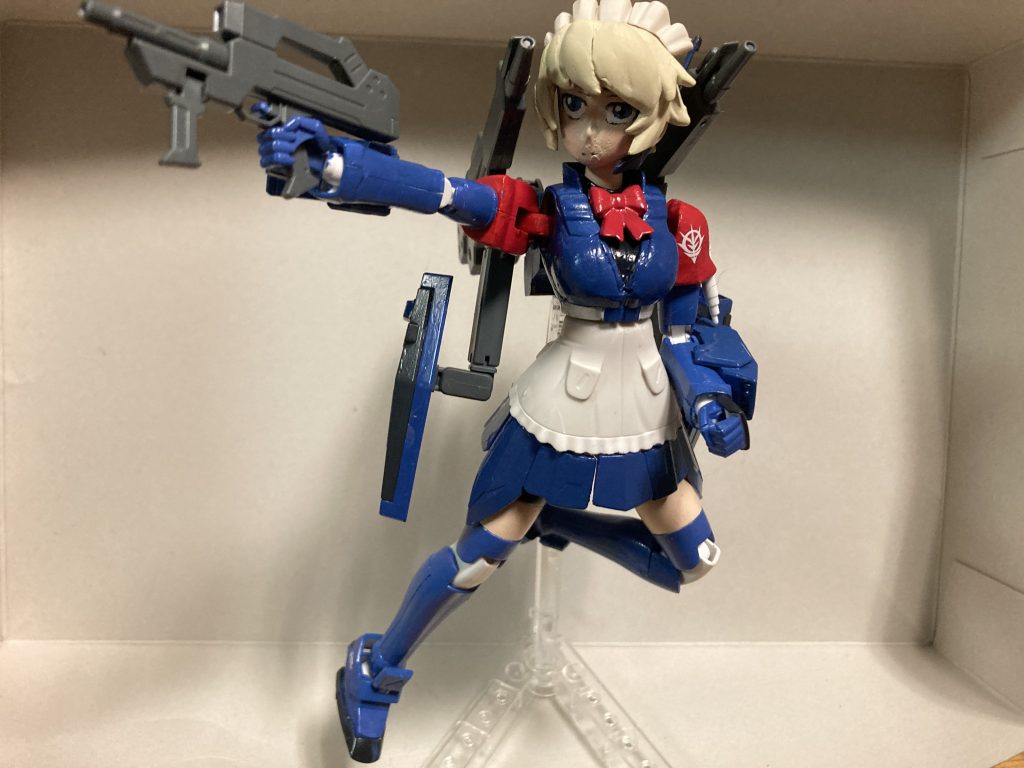 格好良さと可愛さを両立させる為に配色はBD2号機をモチーフにしました勿論パーソナルカラーの赤肩も再現しましたお顔はパテ埋め→全塗装→手描き、胸部は削ってからパテ埋めをし、塗装で仕上げました