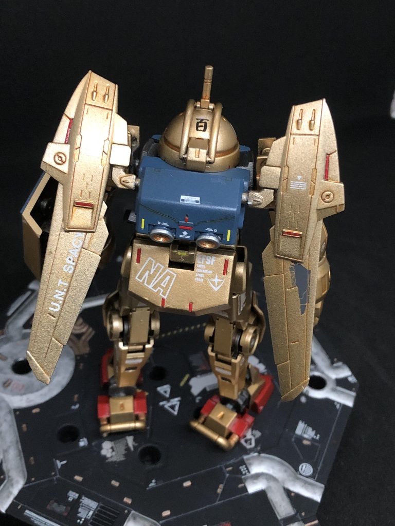 背面から。ウイングはシンプルに真っ直ぐデカールを貼りました。使用したウイングが本家百式に比べて小さく、細かくディテールが入っているため大きいデカールを斜めに貼ると微妙だったため、一度塗装剥がして塗り直しました。 ウイングを閉じた際に片方のデカールが見えなくなることで印象が変わってみえるような意図を持って貼ってみましたがどうでしょうか？