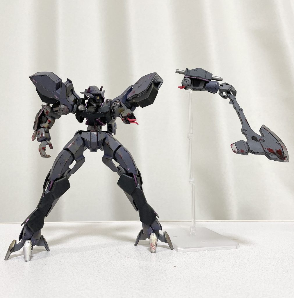 腕をカッターで切ったら、切った部分を黒く塗って線を付けます。