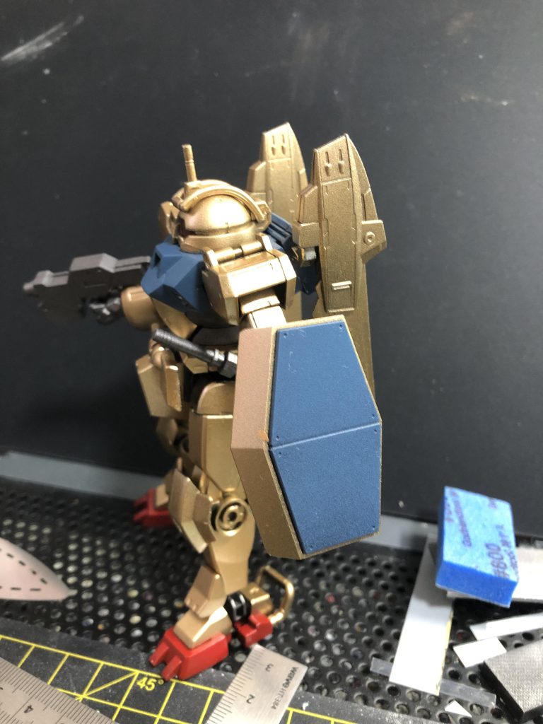 塗装完了時です。塗料を薄め過ぎたのか色が乗らず、乾く前に厚く塗ってしまったのか、膝とかに塗料溜まりが出来てしまいました。 やっていくうちに記事に書いてある意味やハンドピースが2つ欲しい等の気持ちが分かるようになりました。ハンドピース確かに複数欲しいです。乾燥ブースという名の食器乾燥機で乾燥している間に他の色を塗りたい…。理想を言えば基本色、メタリック、つや消しの3つでハンドピースをそれぞれ分けたいなと思います。 