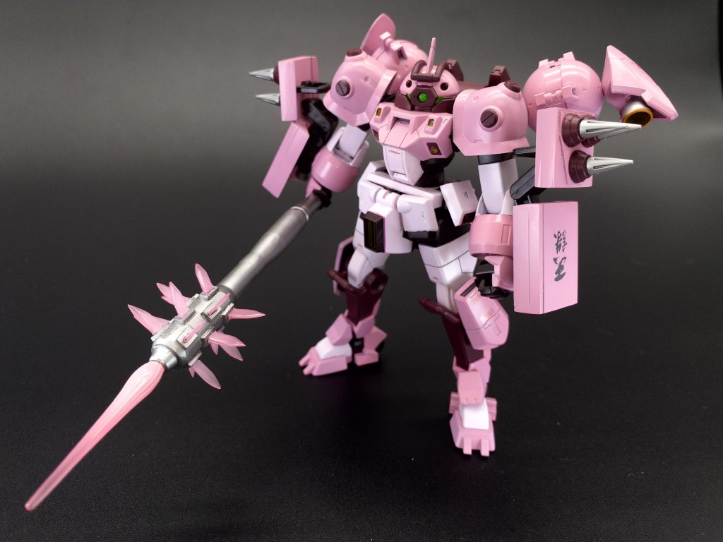 そしてメイン武器にビーム釘バットを装備しています。このまま釘バットのように殴っても良し、ビームを出さずにそのまま殴ってもよし、はたまた先端だけビーム刃を出して槍にしても良しという武器になっています!