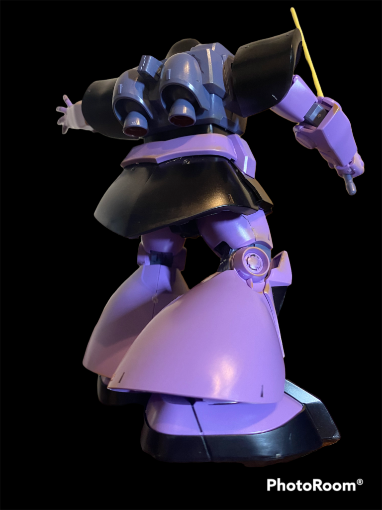 後ろ姿も迫力があります。去年まだガンプラ始めたばかりですの頃なのでエアブラシも何もしてません。