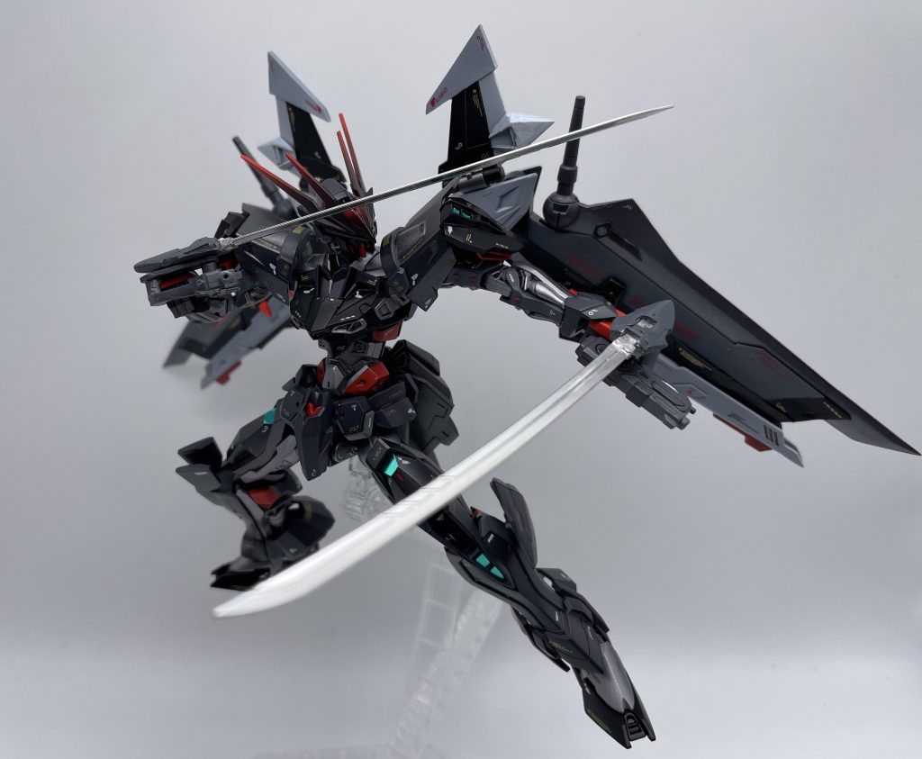 ソードピストル構えポーズ①持ち手とピストル部分はストライクノワールのものを使用ピストルはダブルバレルにしてみました