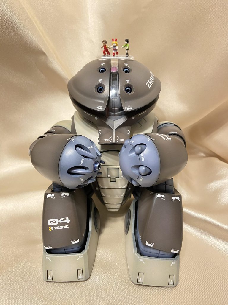 体育座りがなかなか難しかったです。腕、脚を引っ張り出して形を整えます。カツ、レツ、キッカのあのシーンが再現できます。