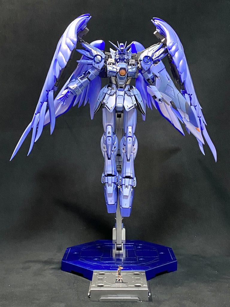 何をどうしたかったかと言うと兎に角質感がグッと落ちるクリア樹脂をどうすれば質感良くかつクリアを活かした表現ができるか?ただ、ただこの1点です。手持ちのクリア塗料を試験的に塗り始めましたがどれも色が変わるだけで質感は変わらず…ダメ元でたまたま黄色い潜水艦で見つけたガイヤのウルトラマリンブルーを塗ってみたら程よく透過率を残した青にすることができました!