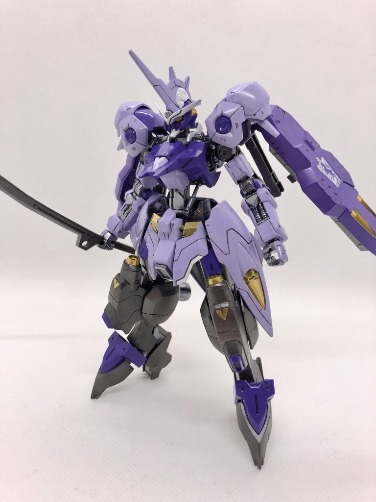 元キットは設定画、劇中画とバランスがだいぶ違うので、色々修正しました。主にヴィダール、アスタロトオリジンのパーツを流用してます。小さすぎる頭はトルーパーとのミキシングで造り直しました。目の部分までトルーパーなので、お目々パッチリです。^^