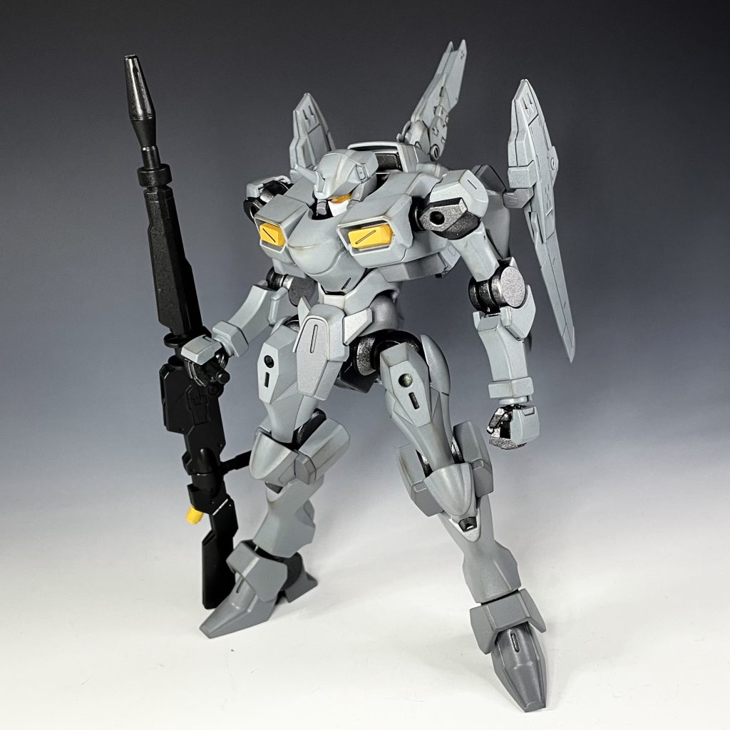 正面。配色は戦闘機を意識して全身グレーに。