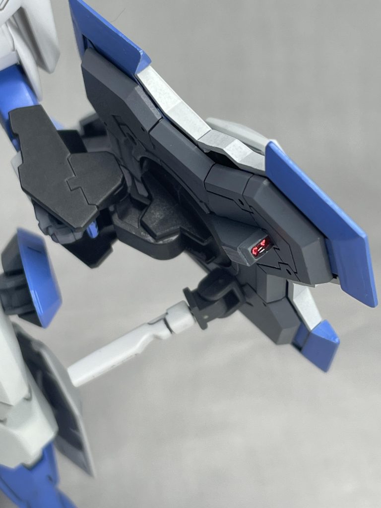 シールド裏にはセンサーとビームサーベルグリップセンサーはプラ板の積層により作成しラピーテープの上にレジンを流し込むことでレンズっぽさを出しています